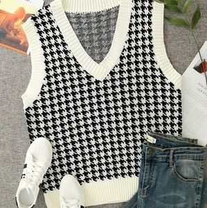Women's houndstooth pattern knit sweater vest